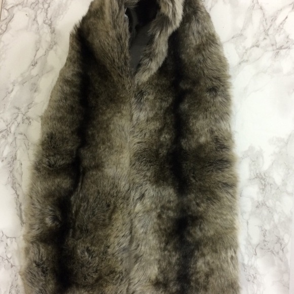 Dennis Basso NWOT Gray Faux Fur Criss-cross Scarf - Picture 6 of 8